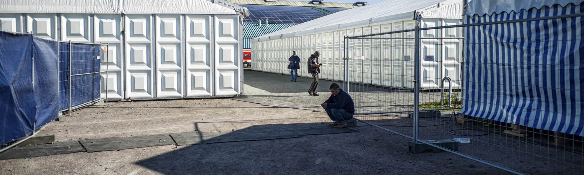 Hanau | Deutschland | 30.09.2015: Helfer versorgen die Fl¸chtlinge in der Notunterkunft in und an der August Sch‰rttner Halle in Hanau.

hier: Bauz‰une

2015030


[Inhaltsveraendernde Manipulation des Fotos nur nach ausdruecklicher Genehmigung des Fotografen. Vereinbarungen ueber Abtretung von Persoenlichkeitsrechten/Model Release der abgebildeten Person/Personen liegt/liegen nicht vor.] [No Model Release | No Property Release]